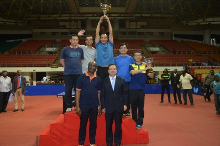 1506647322331345.jpg 田斌強總與羅杰米拉先生為團體冠亞軍頒獎.JPG