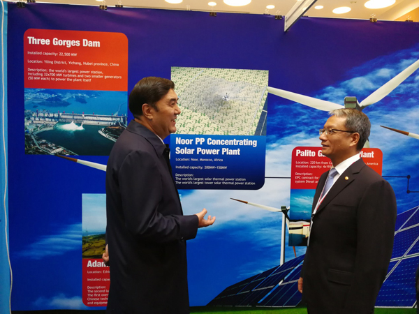 1510810910162689.jpg 王斌向努爾·白克力局長介紹中國電建業務開展情況.jpg