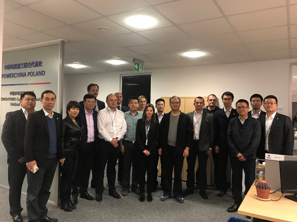 1510810920578064.jpg 王斌與電建在波蘭成員企業員工合影合影.jpg