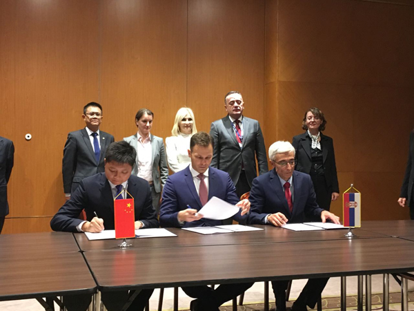 1511938524103576.jpg 簽約照片.jpg