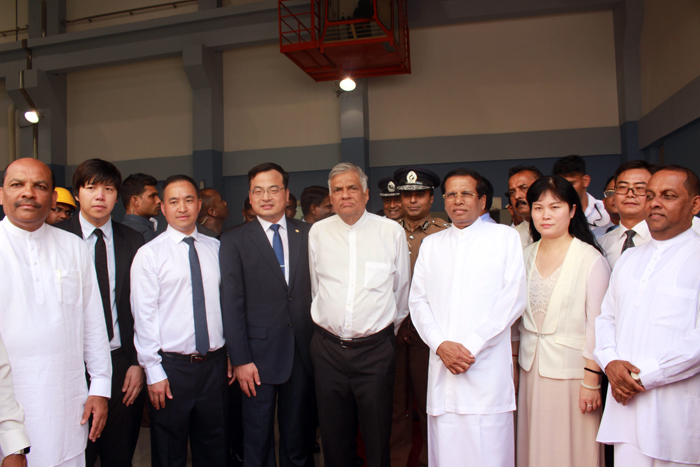 1515562258445068.jpg 電建員工與總統總理電站廠房合影.JPG