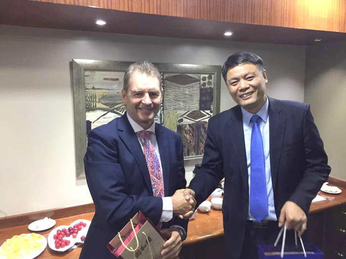 1516694101659729.jpg 梁軍與標行常務行長Marais Anton合影.jpg