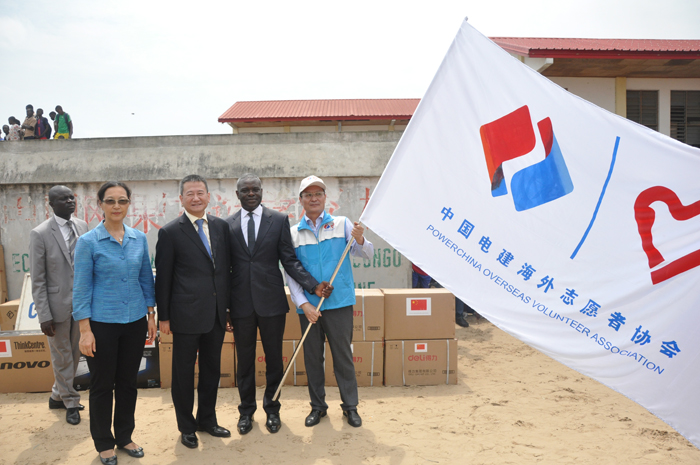 1516868881865600.jpg 夏煌大使向剛果(布)志愿者服務(wù)總隊(duì)隊(duì)長(zhǎng)鮮仕君授旗.jpg