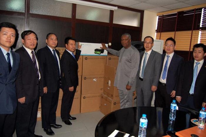 1523606676183136.jpg 捐贈(zèng)現(xiàn)場.jpg