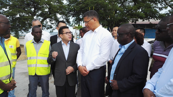 1524531673973522.jpg 安哥拉代表處首席代表李訓(xùn)峰與部長博爾熱斯親切交談.jpg