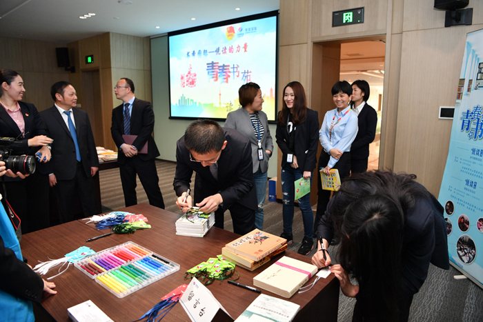 1524723092300079.jpg 3.捐贈圖書并填寫愛心卡片 (7).JPG