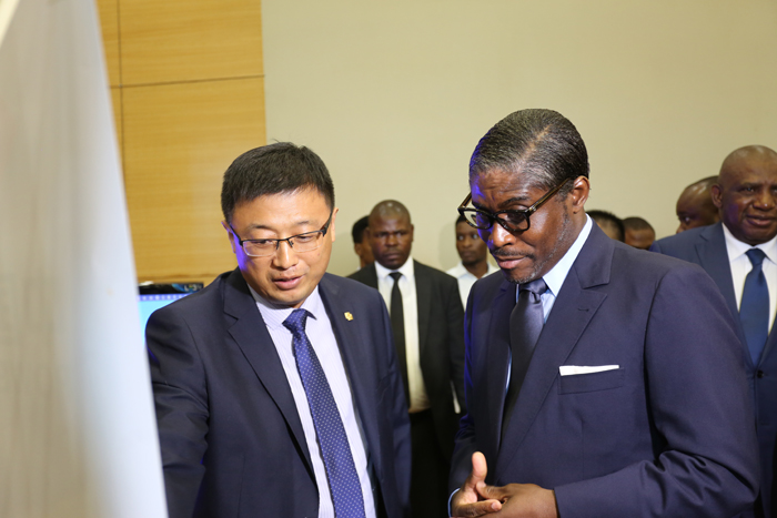 1525308580509796.jpg 劉亞中向副總統介紹中國電建.JPG