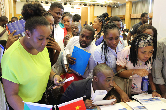 1525308597628540.jpg 中國電建招聘臺前踴躍咨詢的當地民眾.jpg