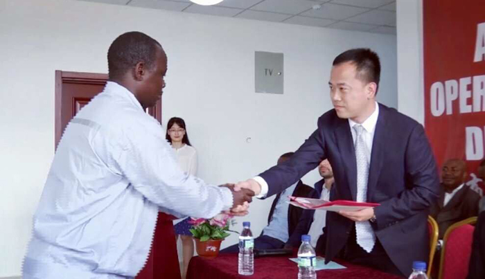 1527642458522461.jpg 授予結(jié)業(yè)證書.jpg