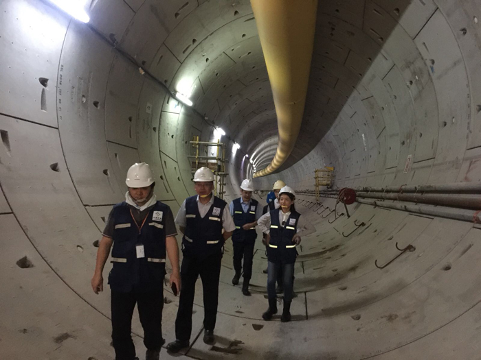 1531285889968719.jpg 檢查組在T217項(xiàng)目隧道內(nèi)檢查指導(dǎo)工作.jpg