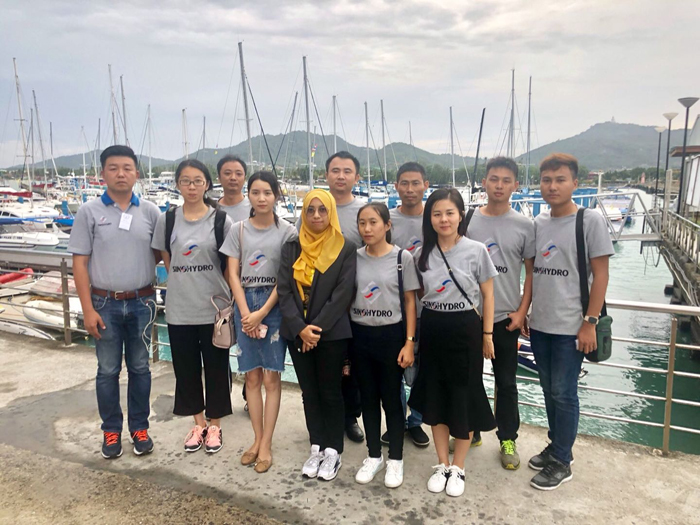 1531356055229950.jpg 7月10日下午中國電建救援小組在碼頭的合影(民聯廳拍攝) - 副本.jpg