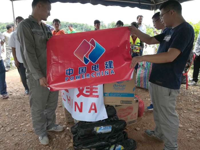 1532589283297546.jpg 醒目漢字橫幅以便救助中國同胞.jpg