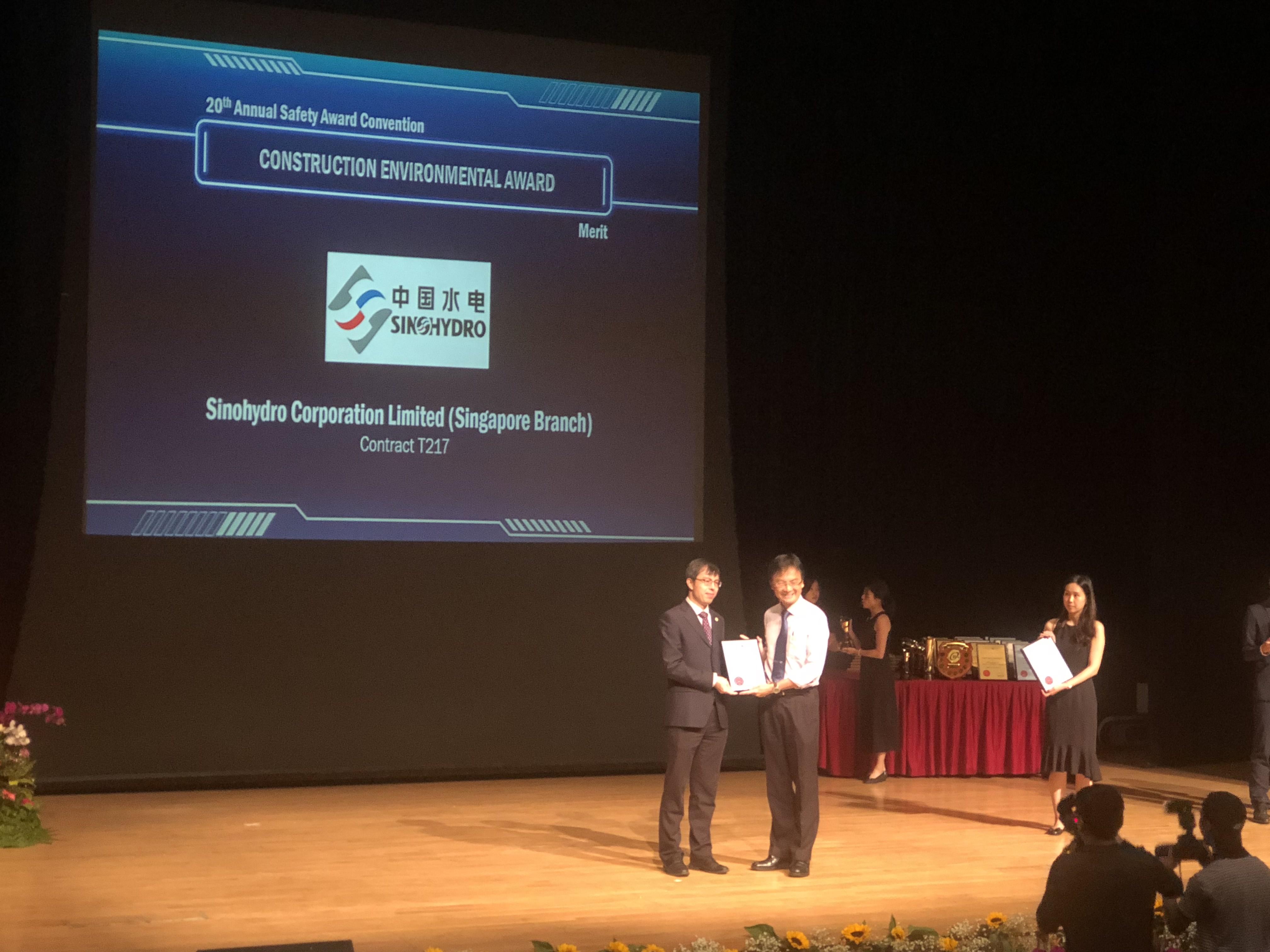 1536308181919250.jpg 劉先行總登臺領獎.jpg