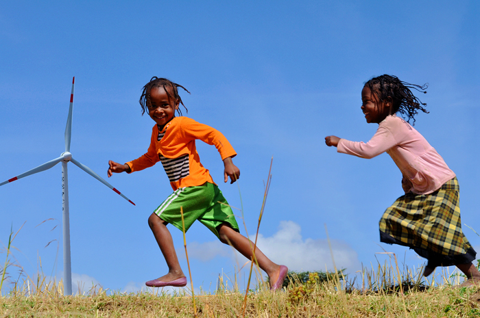 1540260545638702.jpg 埃塞俄比亞拍攝到的非洲兒童 Ethiopian children running in the wind farm.jpg