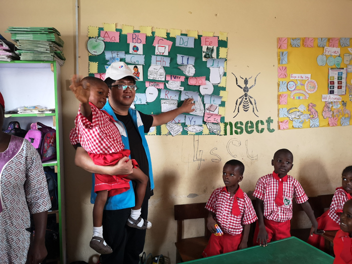 1543307758335357.jpg 181127-中國電建尼日利亞代表處慰問中尼友誼學校.jpg