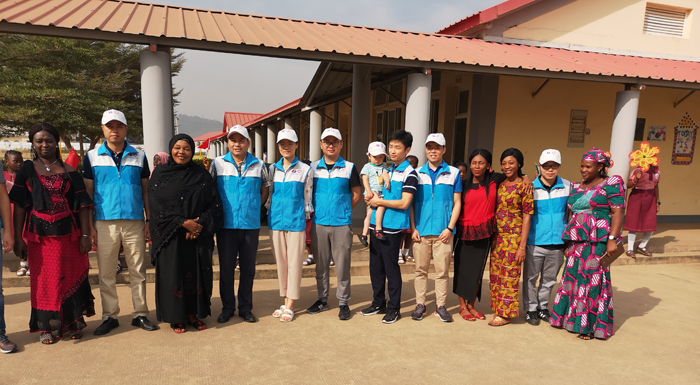 1543307765979126.jpg 181127-中國電建尼日利亞代表處慰問中尼友誼學校-2.jpg