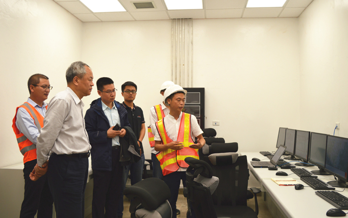 李仰哲（左二）在項目中控室聽岳峻經理介紹污水處理工藝流程.jpg