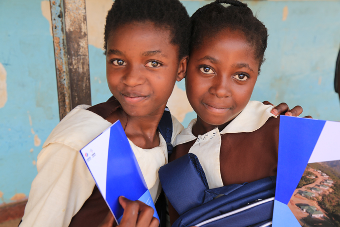 1544425803463104.jpg 身背書包,手持項目介紹的孩子.JPG