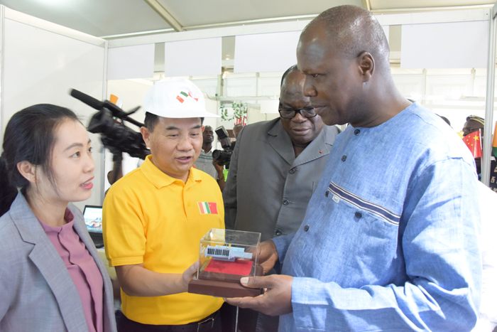 1544494757396942.jpg 高教部部長以及水利部部長參觀中國電建展臺2.JPG