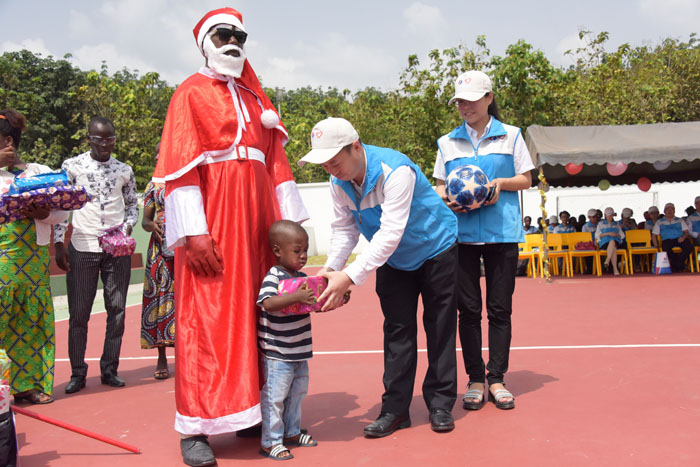 張繼雄為可愛的孩子們發放圣誕禮物2.jpg