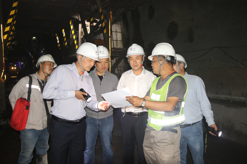 指揮長(zhǎng)李斌、分局領(lǐng)導(dǎo)在隧道內(nèi)進(jìn)行技術(shù)攻關(guān).JPG