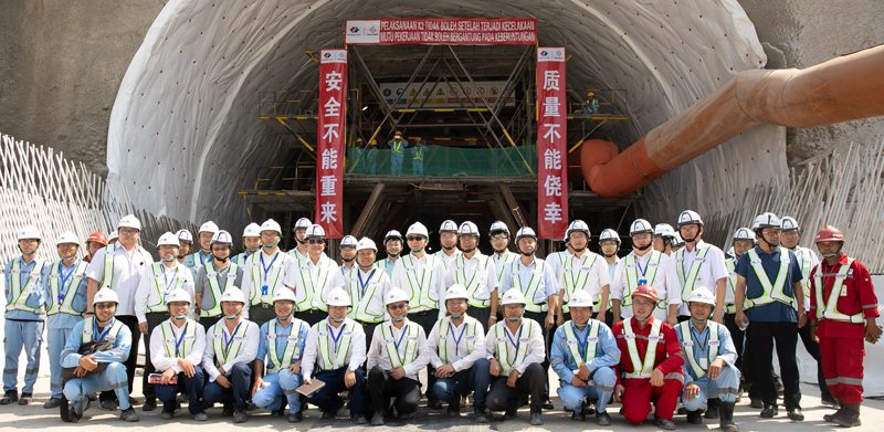 晏董事長(zhǎng)、李燕明總在雅萬(wàn)高鐵4號(hào)隧道合影.jpg