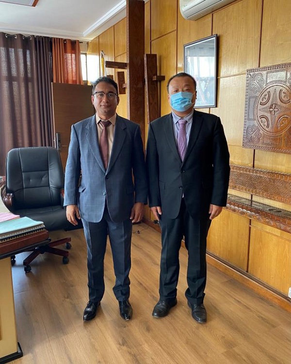 簽約照片-國別代表馮超與公共工程部部長合影 - 副本.jpg