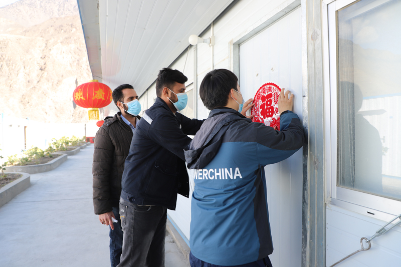 中、巴員工一起貼窗花 攝影：李可.JPG