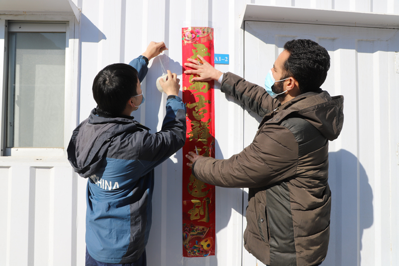 中、巴員工一起貼對聯 攝影：李可.JPG