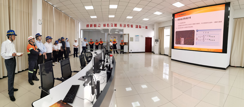 參觀紫金山銅礦車調(diào)控制室 (1).jpg