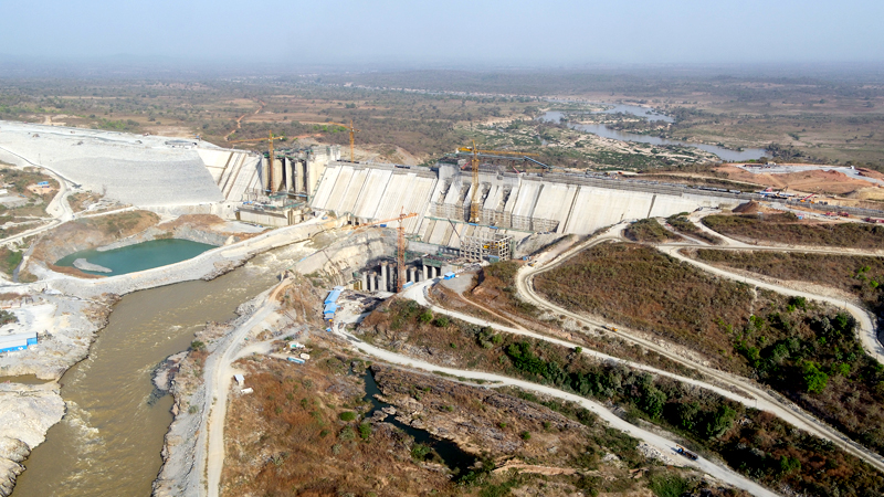 中國電建尼日利亞宗格魯項目水電站碾壓混凝土全線澆筑封頂.JPG