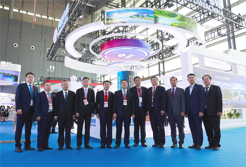 圖片2 王小軍在中國電建展臺合影.JPG