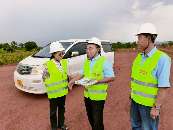 項目負責(zé)人在現(xiàn)場為陳明健大使介紹項目 - 副本.jpg