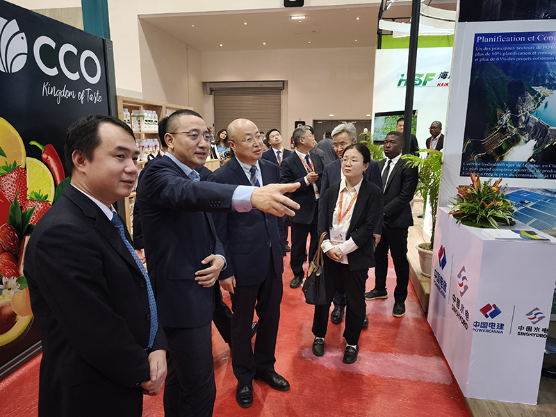 圖2-張興旺副部長視察中國電建展臺(供選擇).jpg